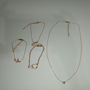Elegant Gold Necklace with Classic Charm
